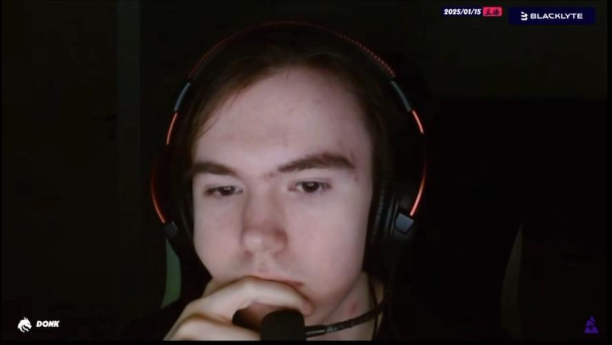 Uzi卡莎狂猎三杀贴脸开大 无状态连送两波 Uzi队1-0香锅队